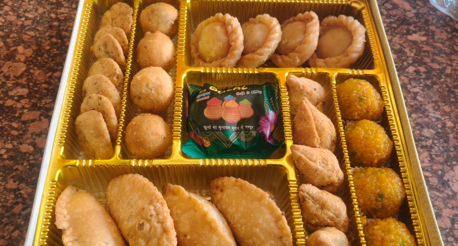 Holi Special Box(Sweets + Gulal)